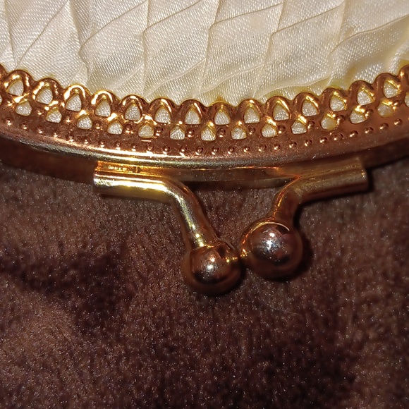 🎉Cream Evening Bag Textured Satin with Gold Metal Trim Enclosure and Gold Chain - Picture 9 of 9